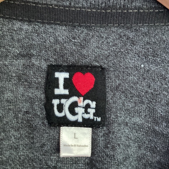 UGG| I ❤️ Ugg Gray Top sz Large - Picture 4 of 6